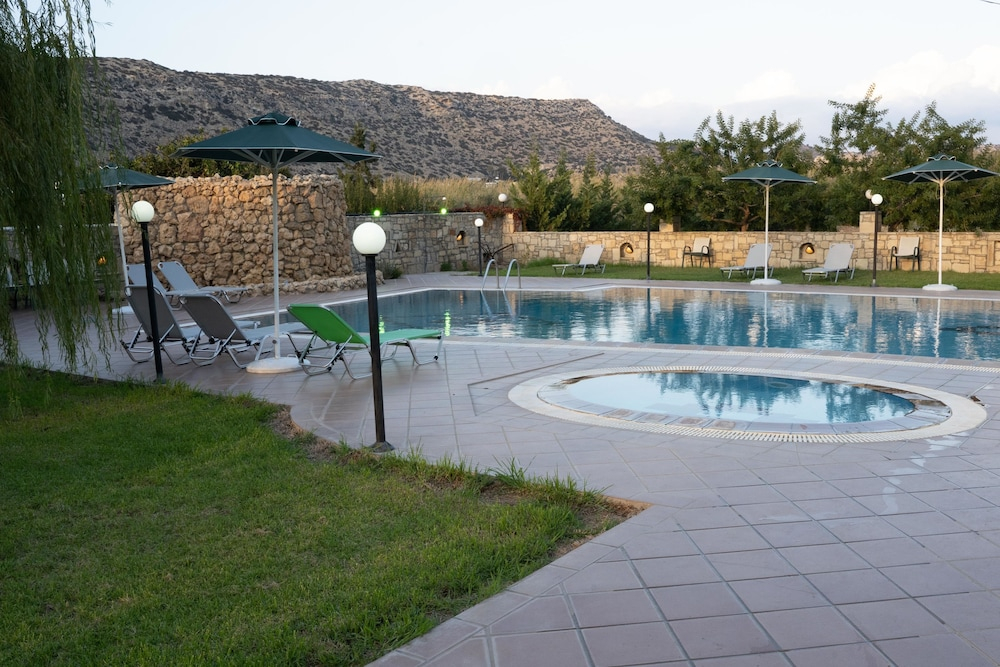 Buitenzwembad met ligbedden — Dimitris Resort Hotel