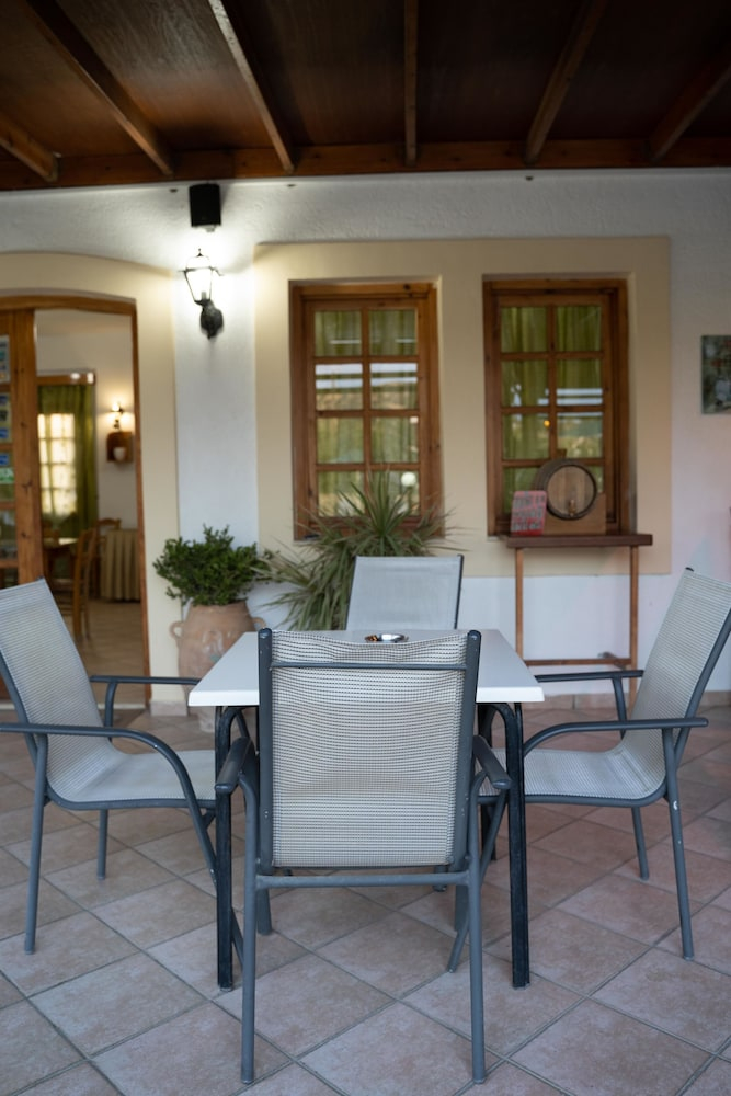 Restaurant met gedekte tafels — Dimitris Resort Hotel