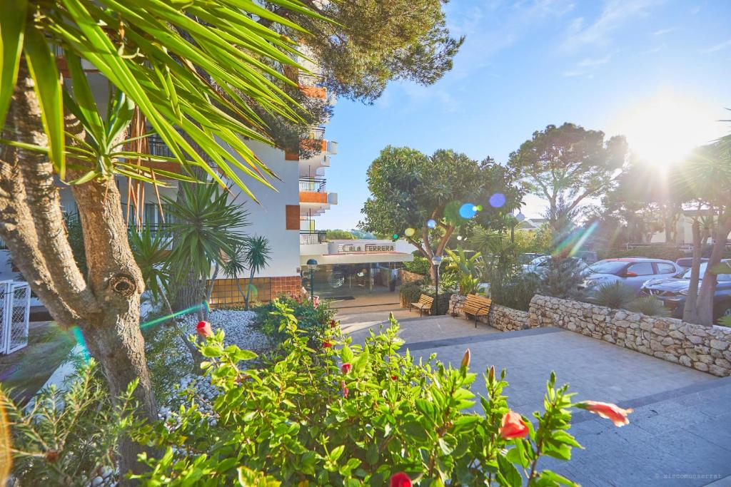 Hotel Cabot Cala Ferrera image 2