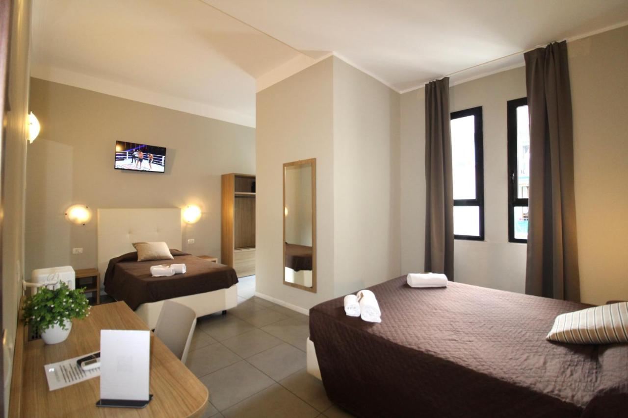 een hotelkamer met twee bedden en een tafel bij Golden Milano Hotel in Milaan
