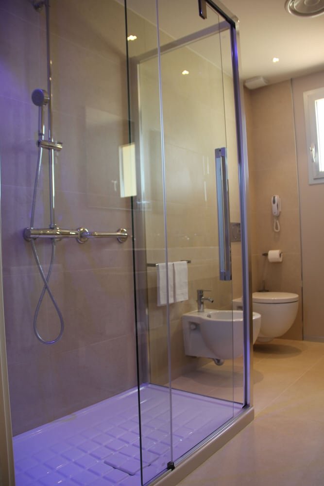 Badkamer met inloopdouche — Hotel Calabona
