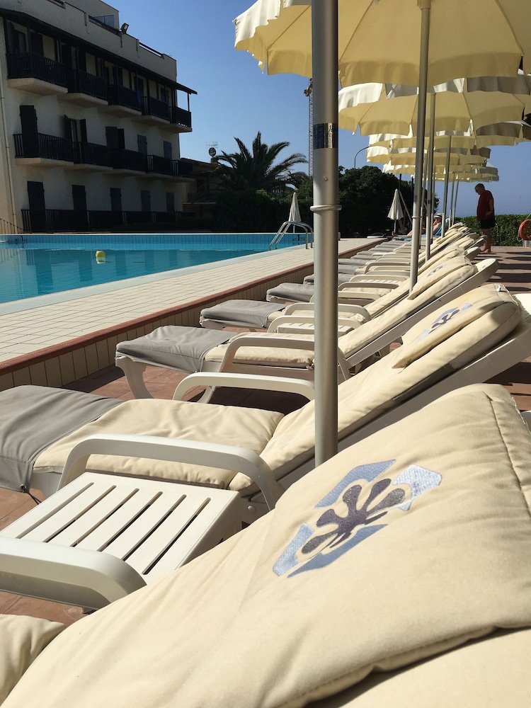 Buitenzwembad met ligbedden — Hotel Calabona