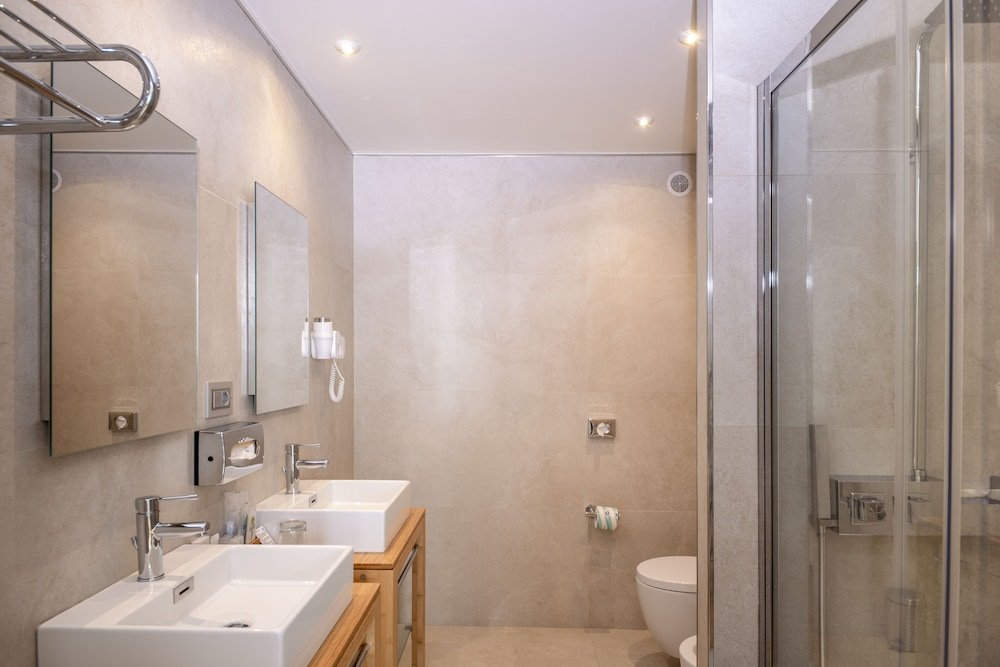 Badkamer met inloopdouche — Hotel Calabona