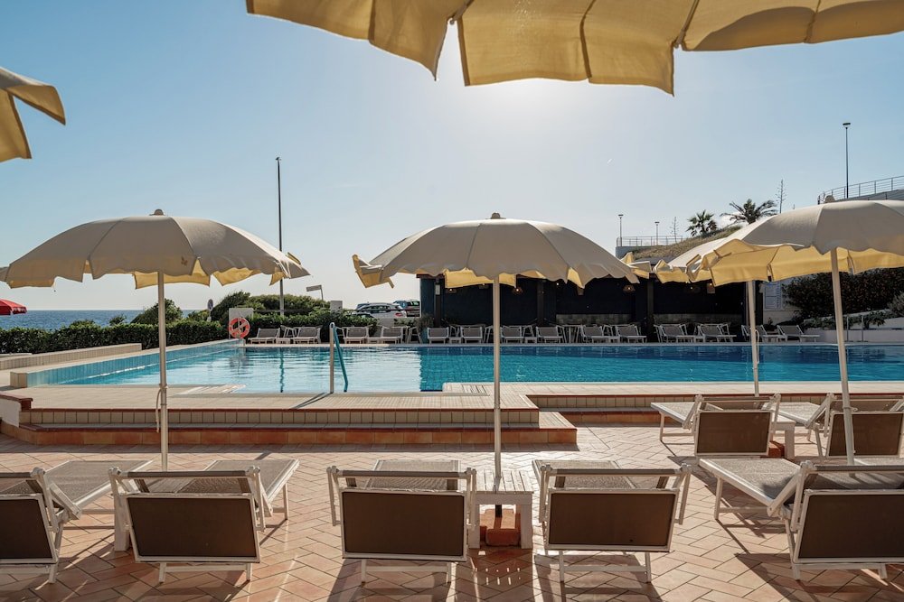 Buitenzwembad met ligbedden — Hotel Calabona