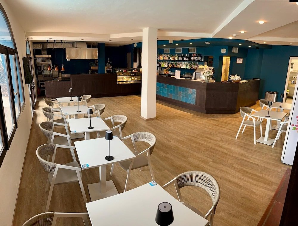 Restaurant met gedekte tafels — Hotel Calabona