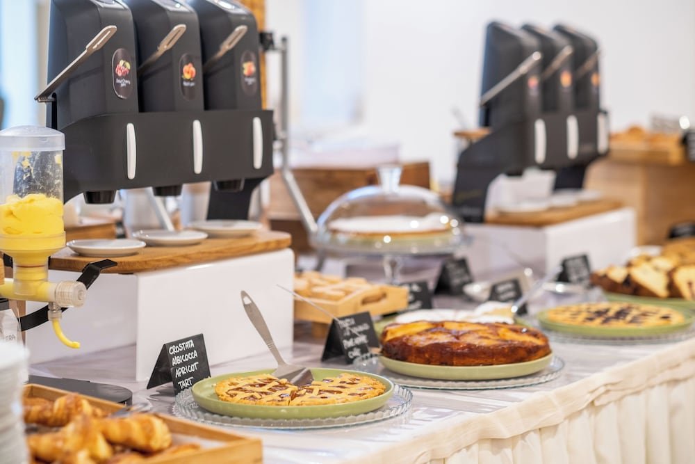Buffet met diverse gerechten — Hotel Calabona