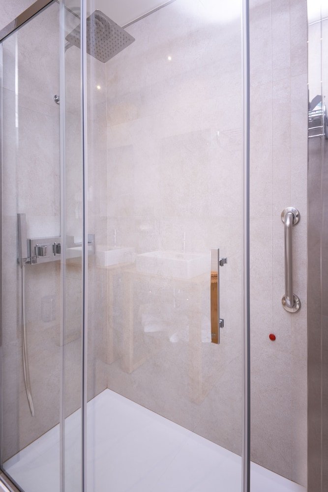 Badkamer met inloopdouche — Hotel Calabona