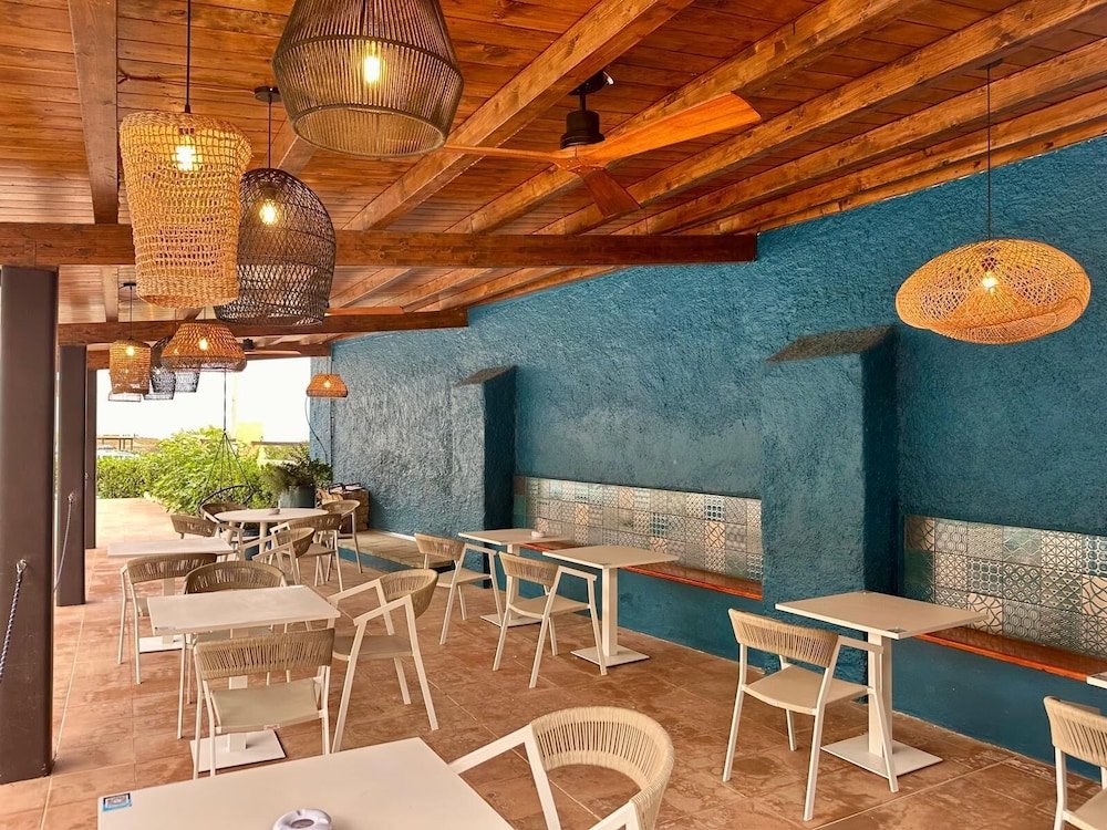 Restaurant met gedekte tafels — Hotel Calabona
