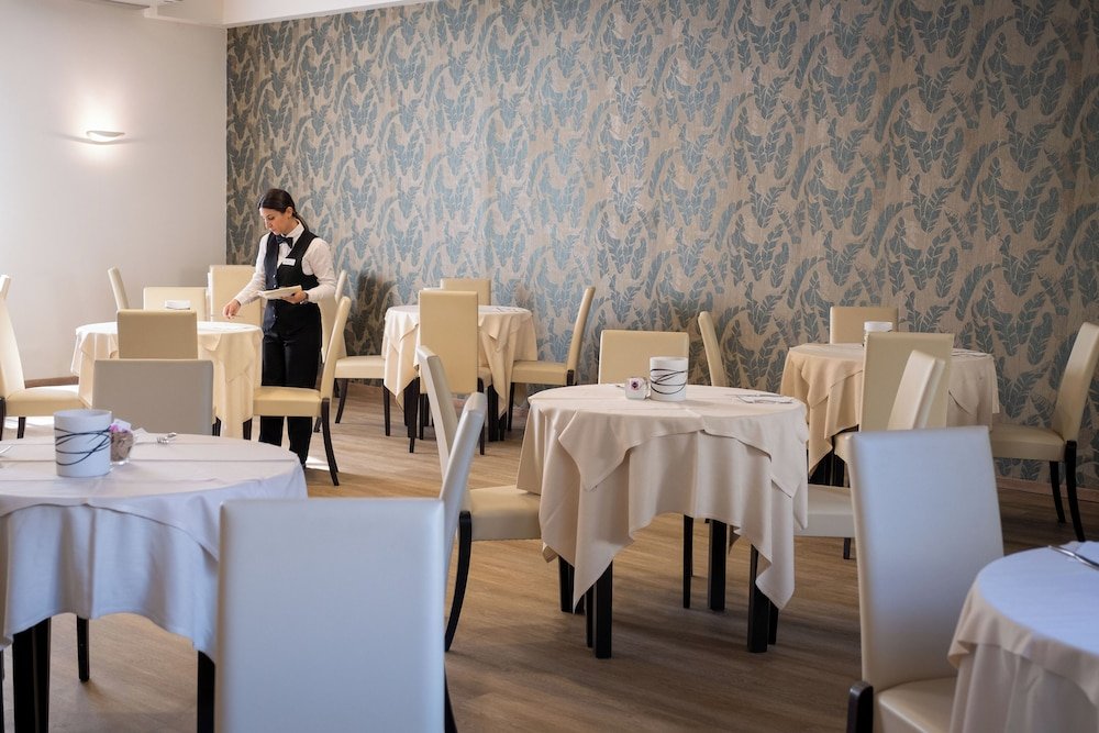 Restaurant met gedekte tafels — Hotel Calabona