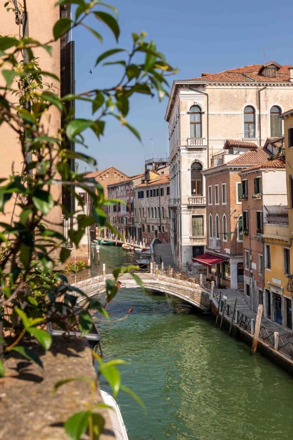 een brug over een rivier in een stad met gebouwen bij Charming Palace Santa Fosca in Venetië