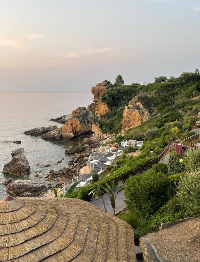 een uitzicht op een strand met huizen en de oceaan bij Calanica Resort in Cefalù