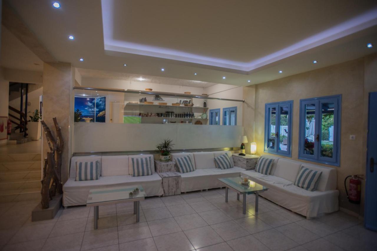 Relaxruimte met ligbedden — Hotel Fragiskos