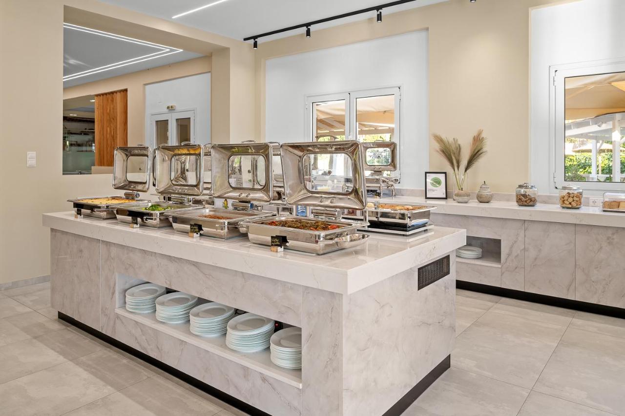 een buffetlijn met uitgestald eten in een restaurant bij Fragiskos Hotel in Matala