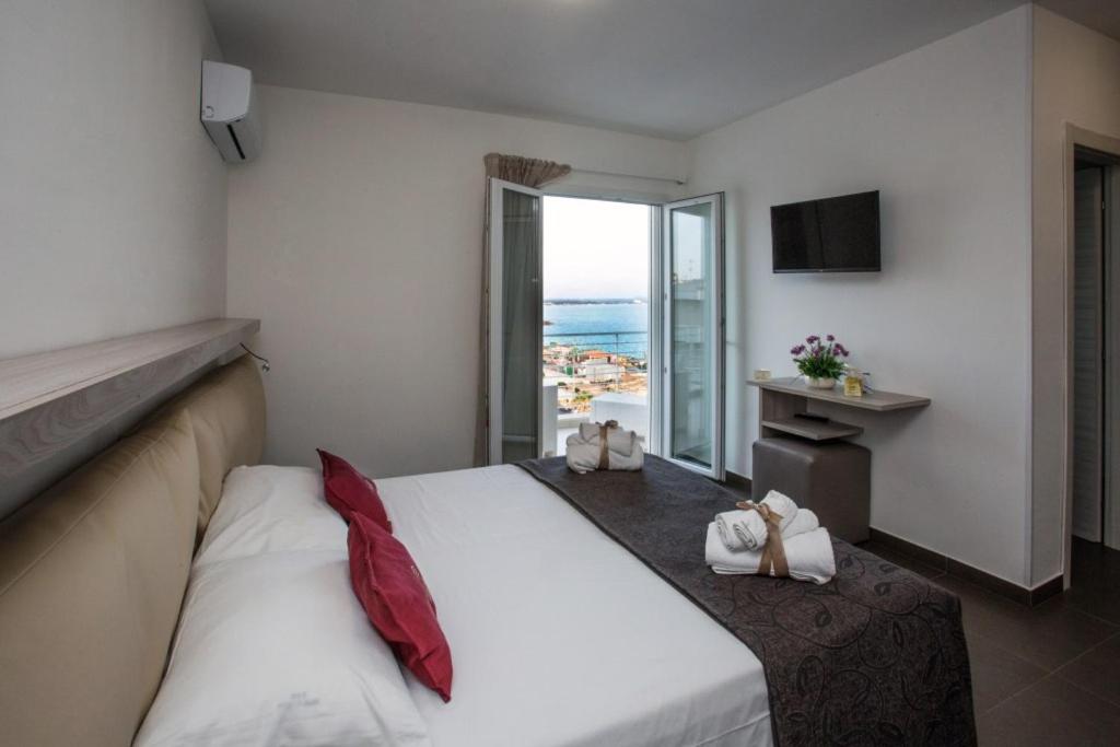 een hotelkamer met een bed en uitzicht op de oceaan bij Spuma di mare in Gallipoli