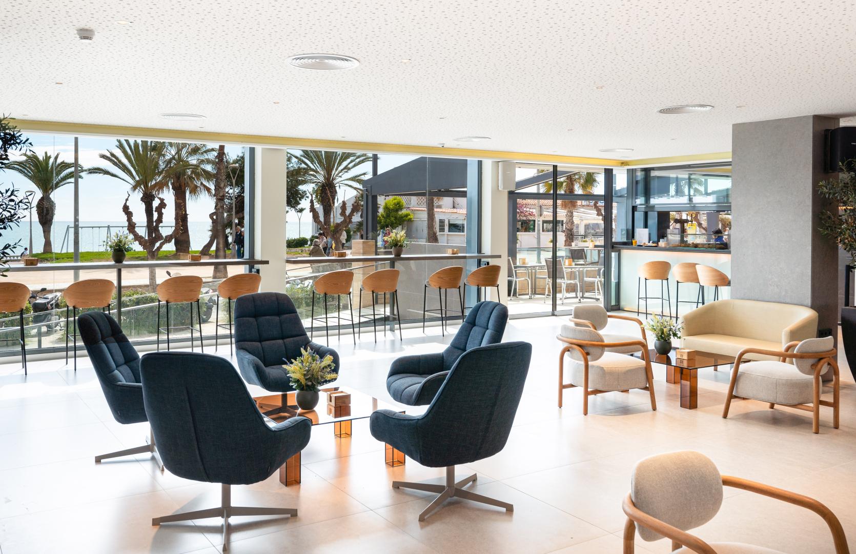 Restaurant met gedekte tafels — Hotel Calipolis