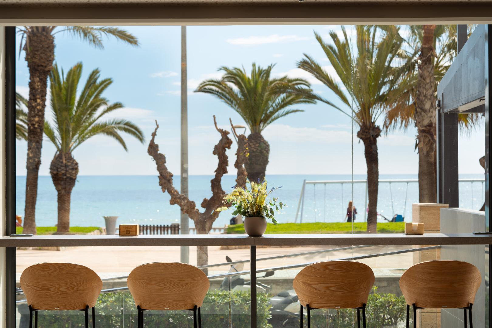 Privéstrand met parasols — Hotel Calipolis