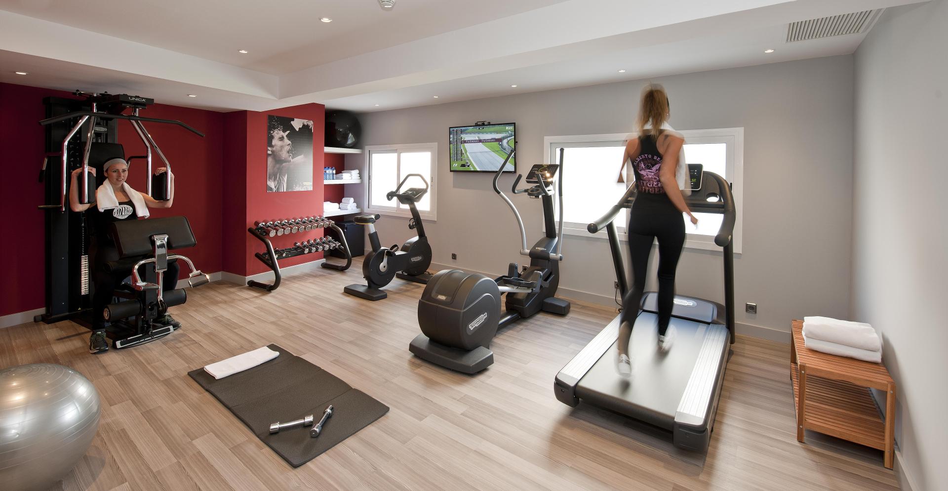 Fitnessruimte met cardio-apparaten — Hotel Calipolis