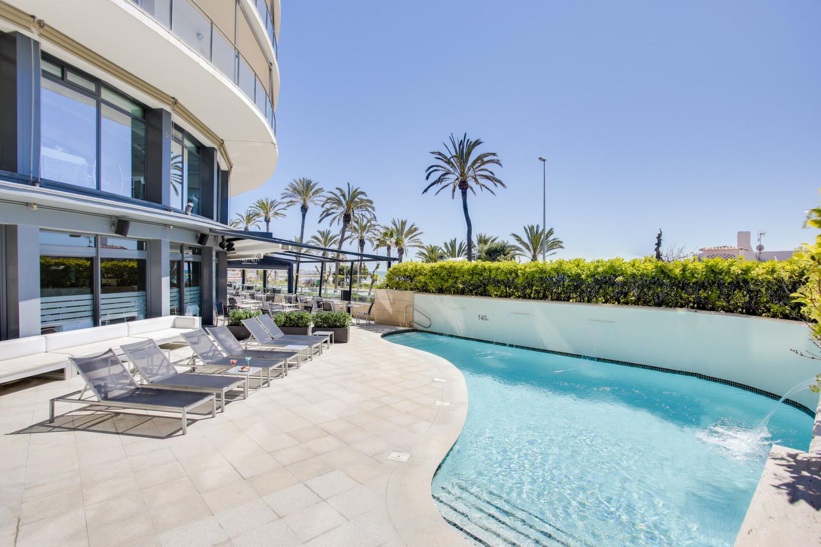 Buitenzwembad met ligbedden — Hotel Calipolis