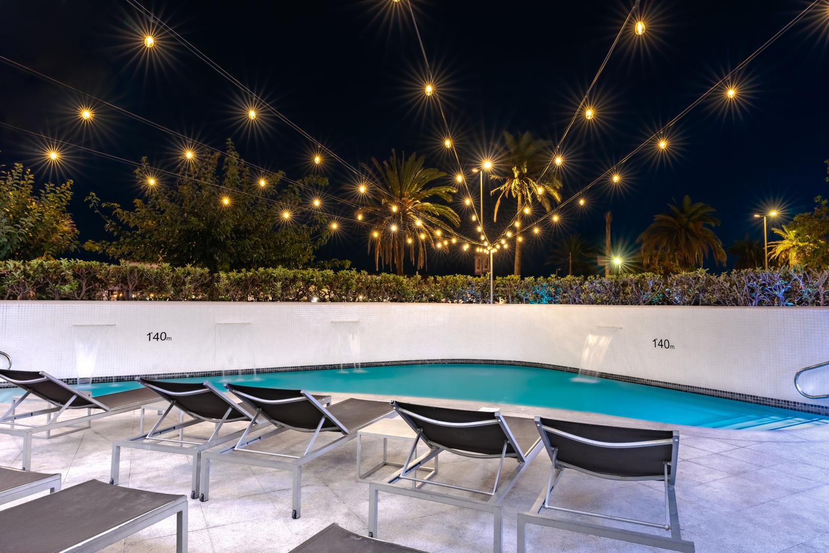 Buitenzwembad met ligbedden — Hotel Calipolis