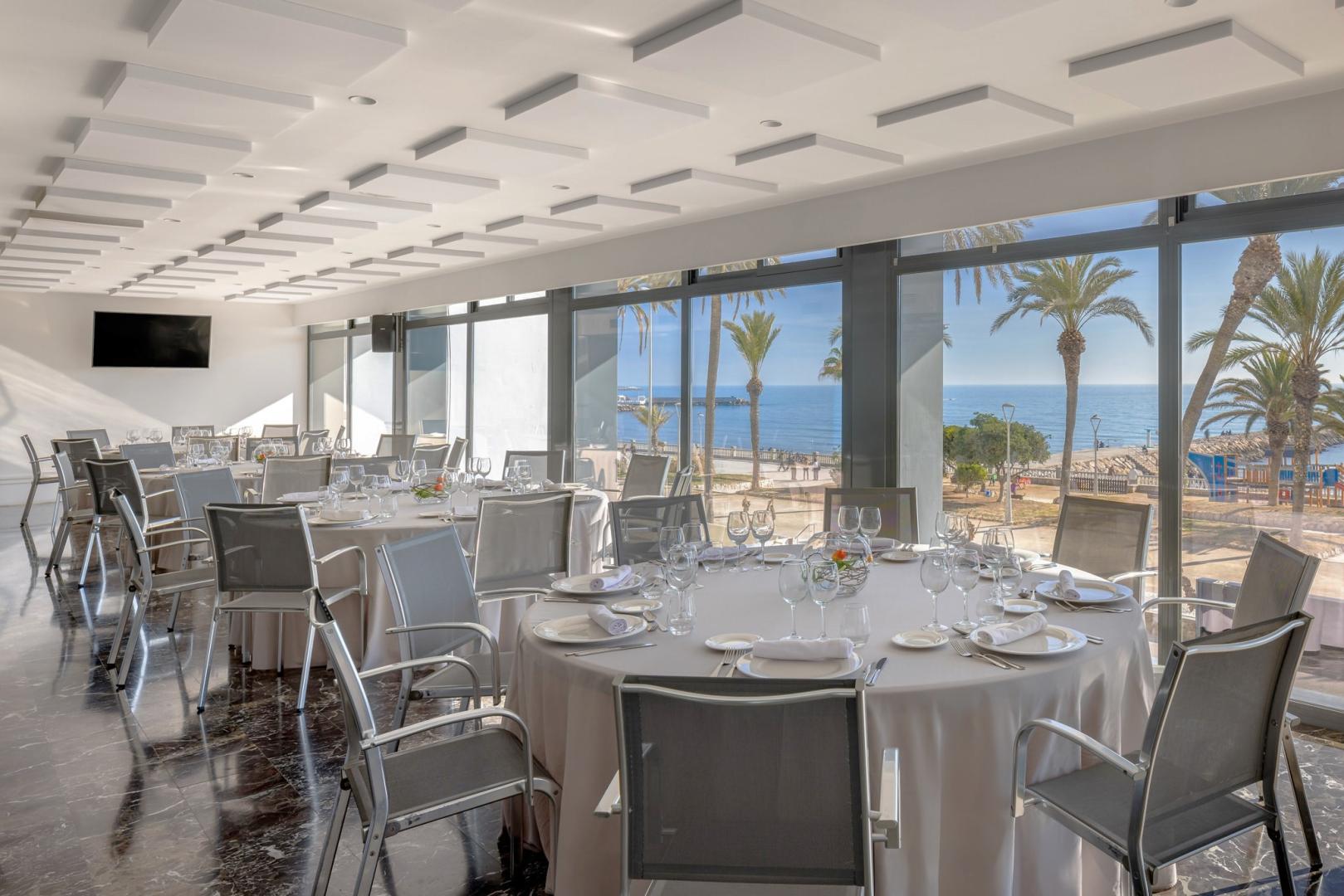 Restaurant met gedekte tafels — Hotel Calipolis