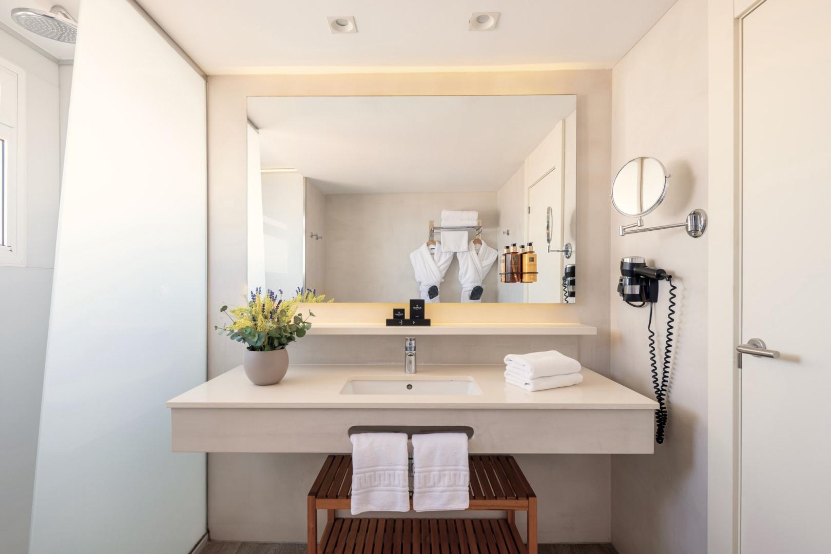 Badkamer met ligbad — Hotel Calipolis