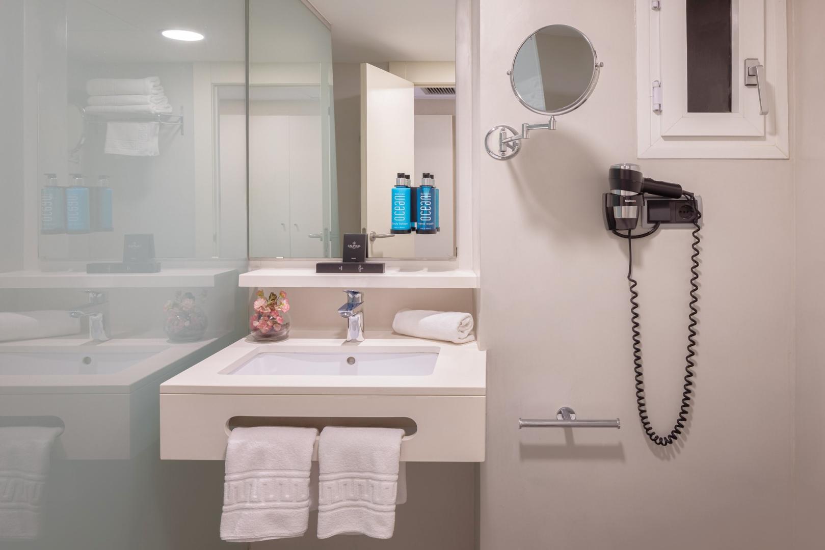 Badkamer met ligbad — Hotel Calipolis