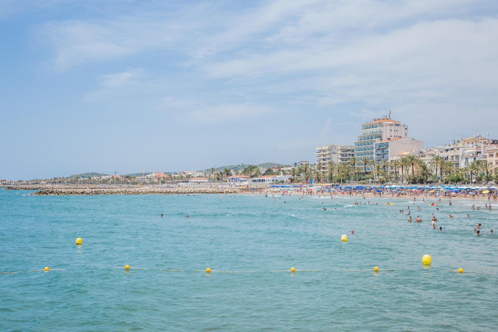 Wit zandstrand met turquoise water — Hotel Calipolis
