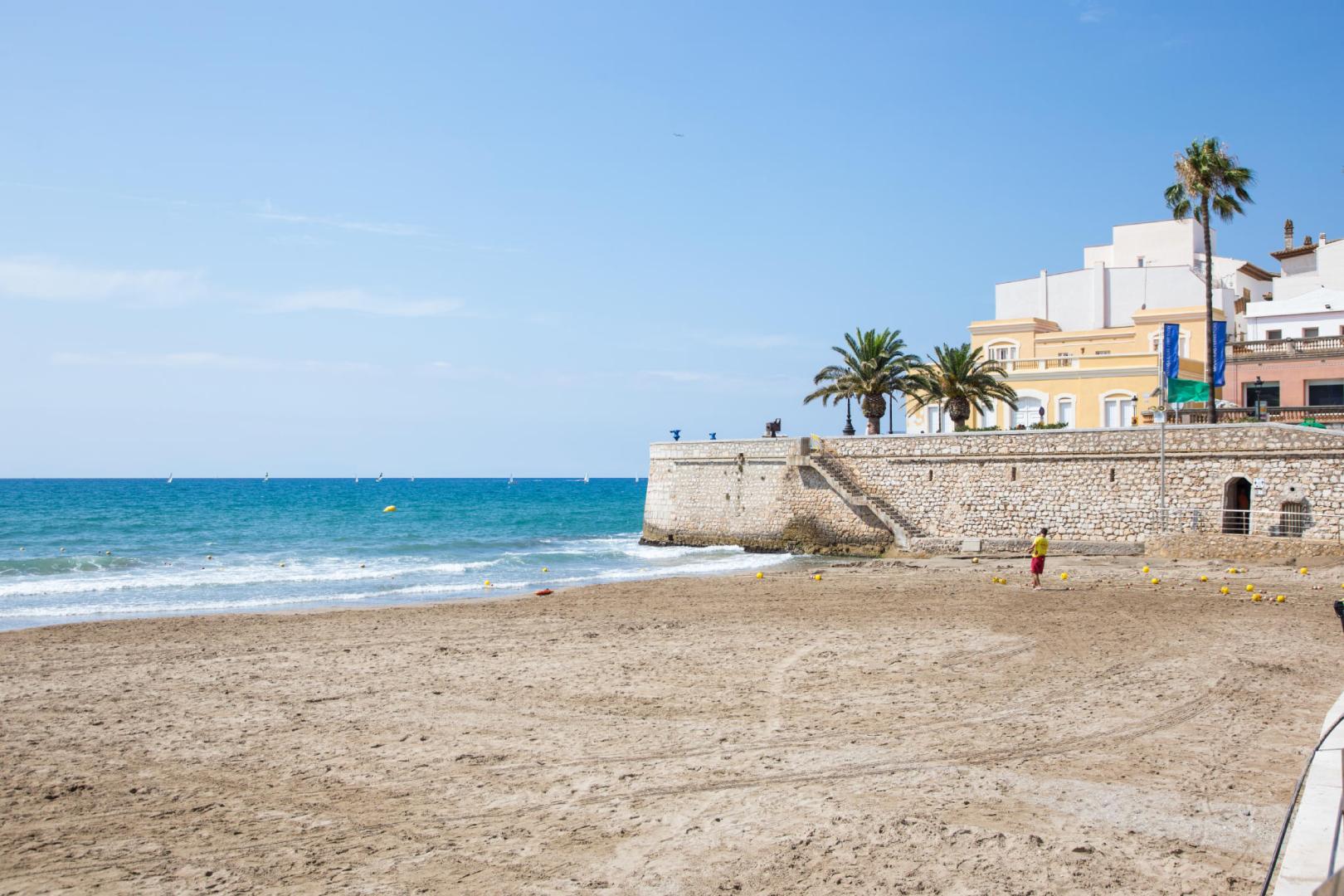 Wit zandstrand met turquoise water — Hotel Calipolis