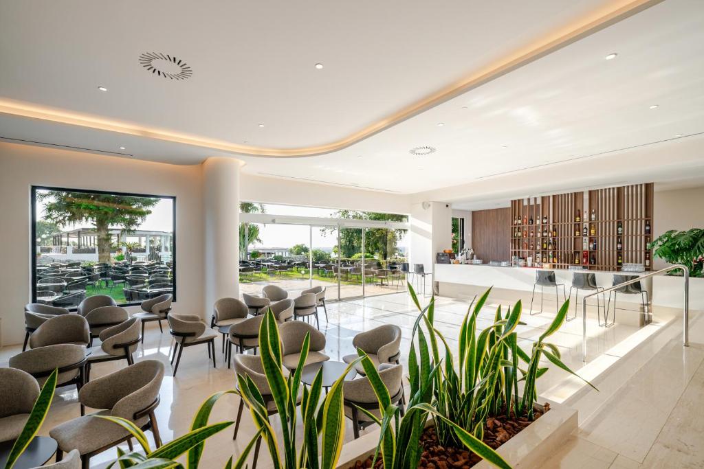 Calypso Beach Hotel image 2