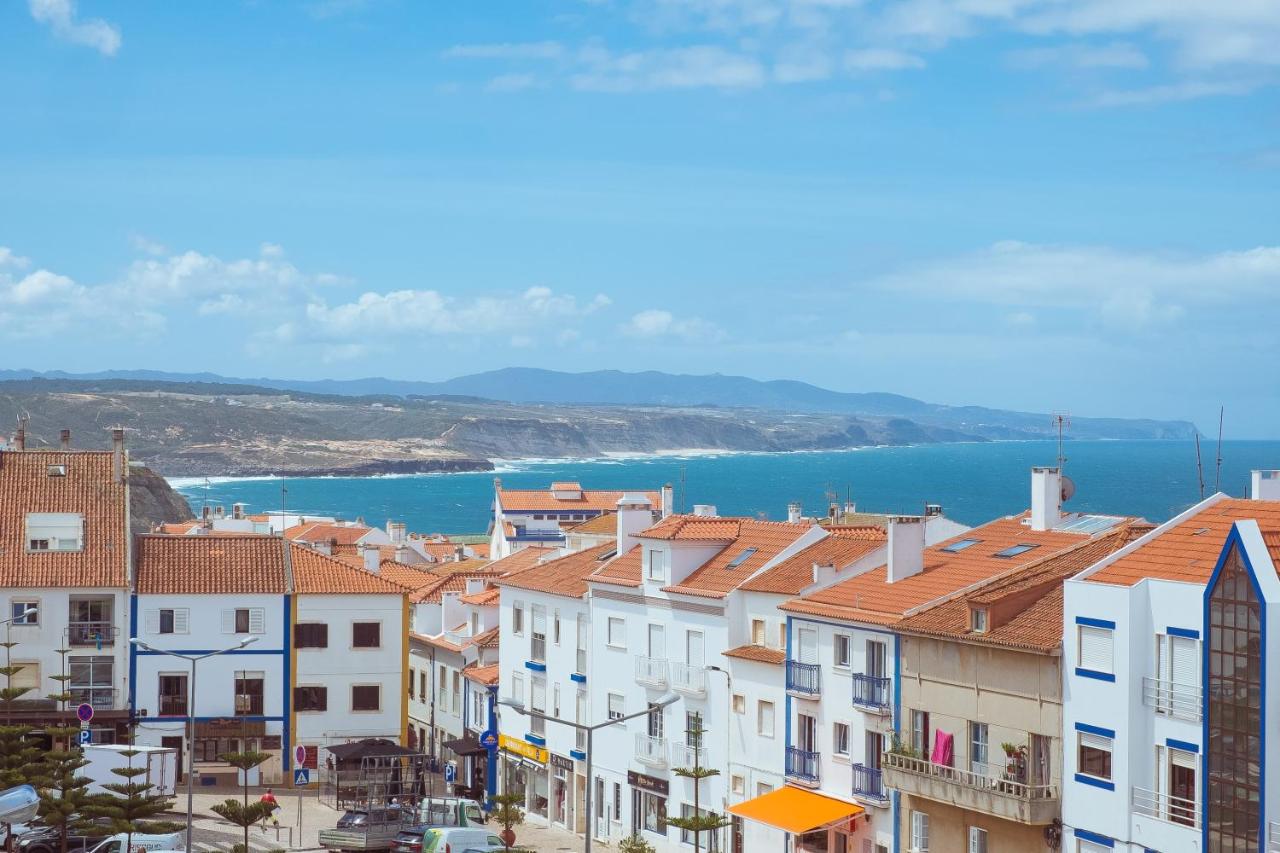 een uitzicht op een stad met huizen en de oceaan bij WOT Ericeira in Ericeira