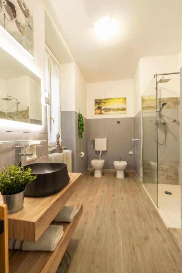 een badkamer met een zwart bad en een toilet bij garda garden apartment in Roe