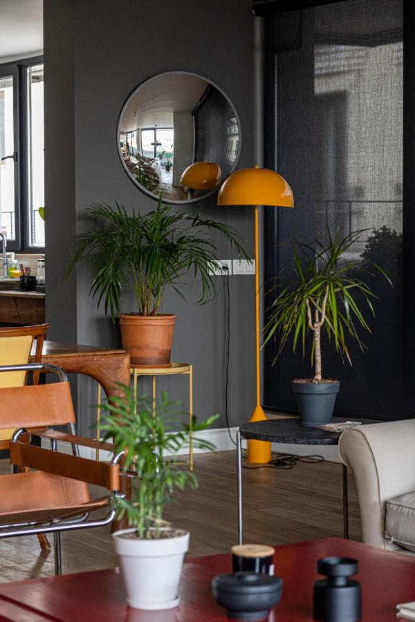 een woonkamer met potplanten en een spiegel bij GALATA M84 in Istanbul