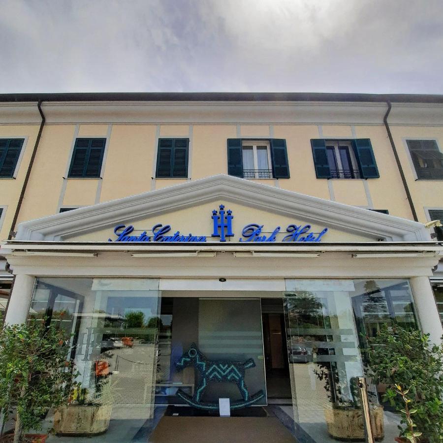 een gebouw met een uithangbord aan de voorkant bij Santa Caterina Park Hotel in Sarzana