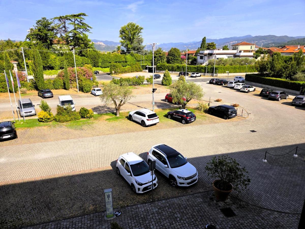 een groep auto's geparkeerd op een parkeerplaats bij Santa Caterina Park Hotel in Sarzana