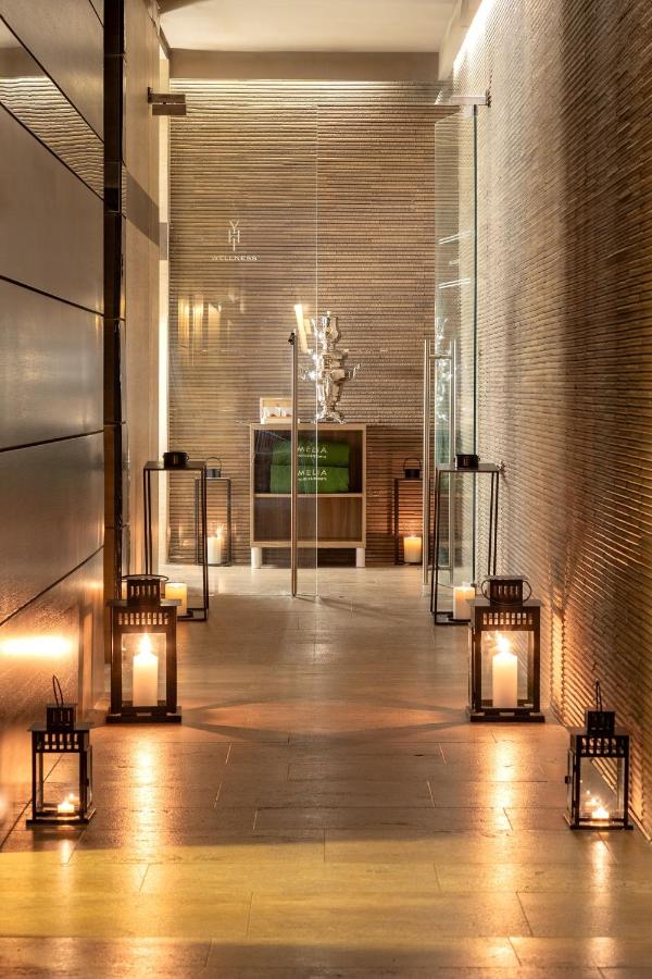 een lobby van een gebouw met verlichting op de vloer bij Meliá Genova in Genua