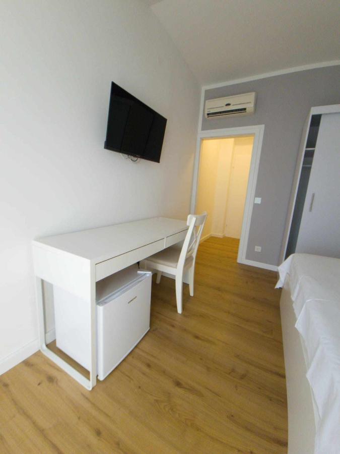 een wit bureau in een kamer met een slaapkamer bij Mare Blue in Pirovac