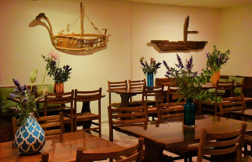 Restaurant met gedekte tafels — Aris Hotel