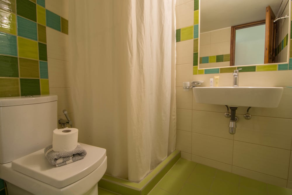 Badkamer met inloopdouche — Aris Hotel