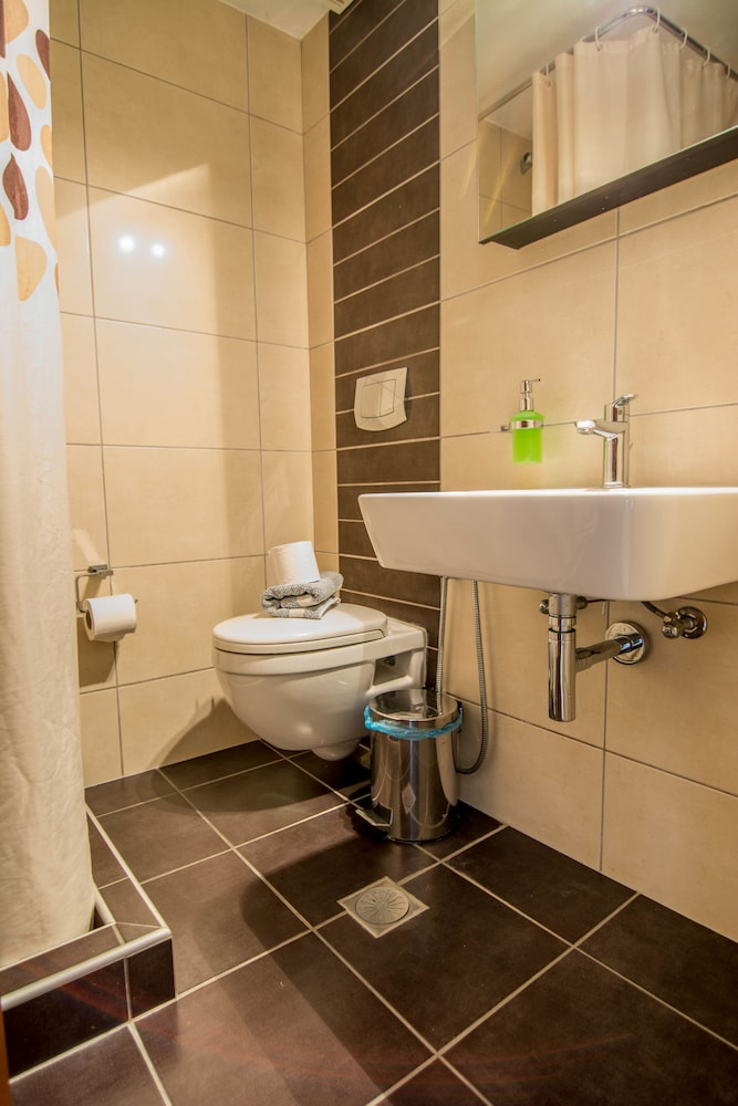 Badkamer met inloopdouche — Aris Hotel