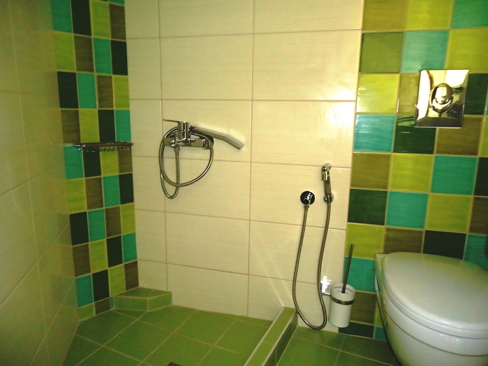 Badkamer met inloopdouche — Aris Hotel