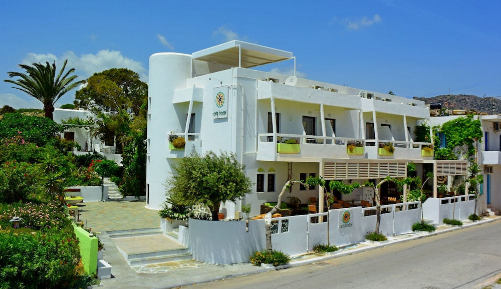 Mediterraans hotelgebouw — Aris Hotel