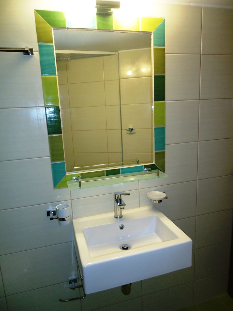 Badkamer met inloopdouche — Aris Hotel