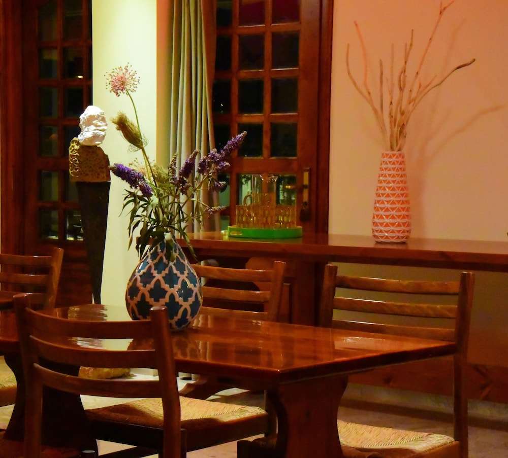 Restaurant met gedekte tafels — Aris Hotel