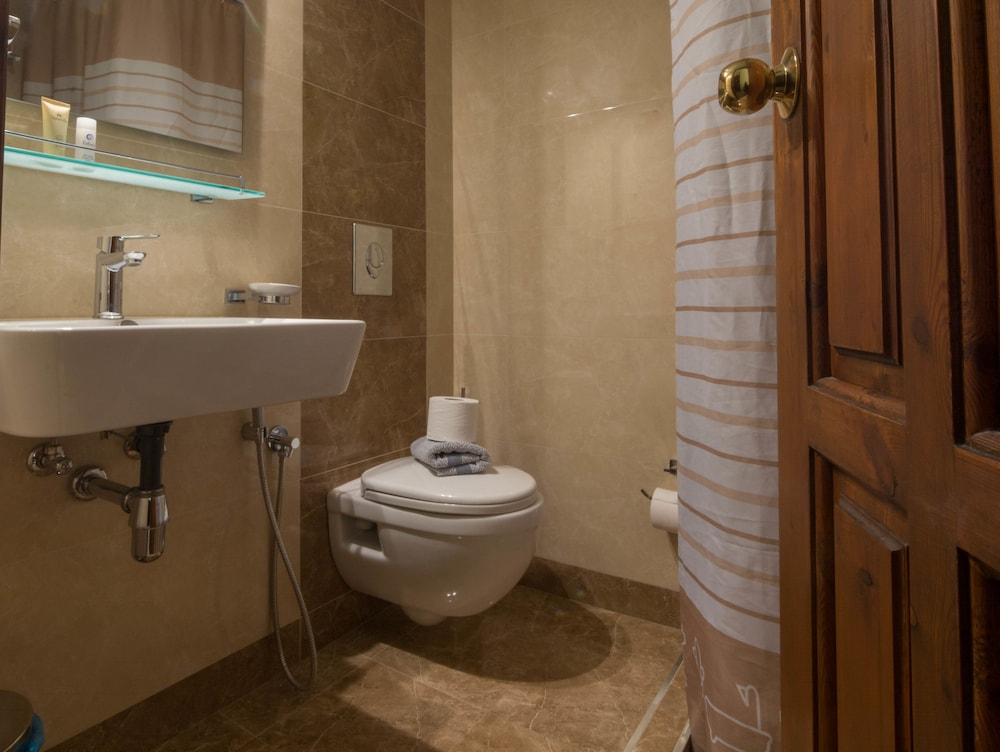 Badkamer met ligbad — Aris Hotel