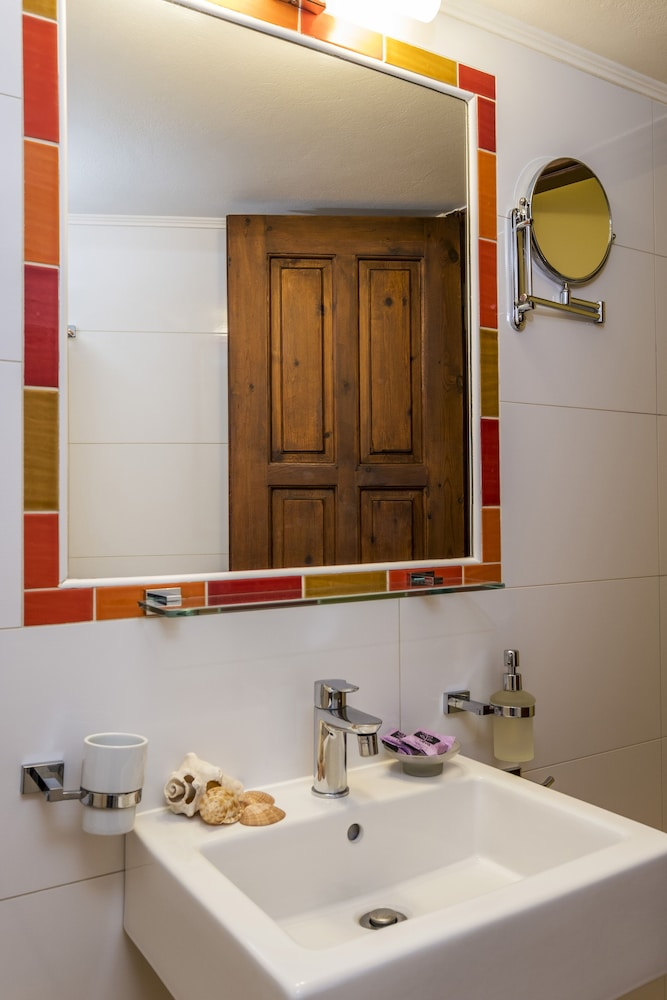 Badkamer met inloopdouche — Aris Hotel