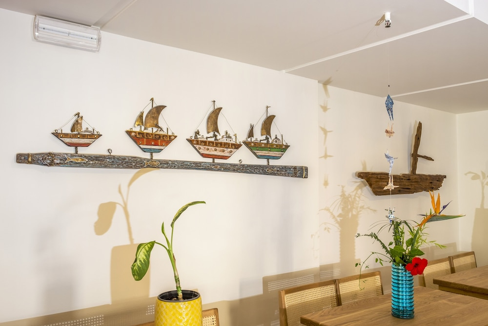Bar met drankenselectie — Aris Hotel