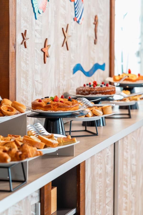 een buffet met taarten en gebak in de vitrine bij Hotel Piccadilly in Lido di Jesolo