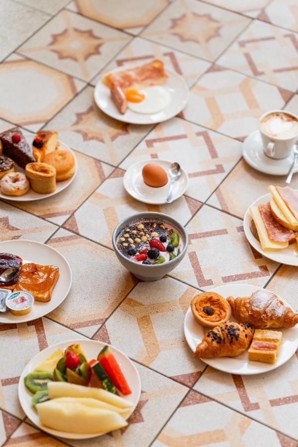 een tafel vol met schalen met eten en gebak bij Hotel Piccadilly in Lido di Jesolo