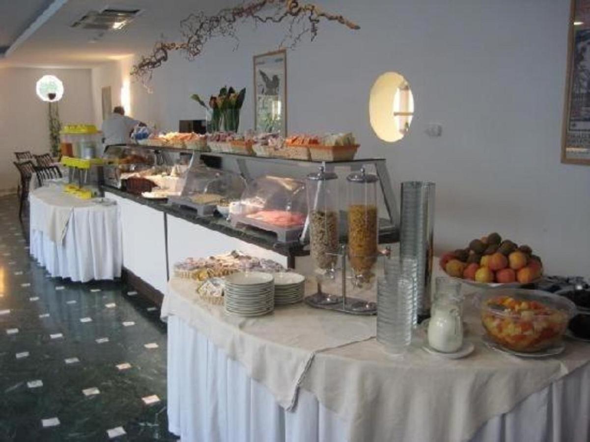 een buffetlijn met een tafel vol eten. bij Ca' Del Moro in Venetië-Lido