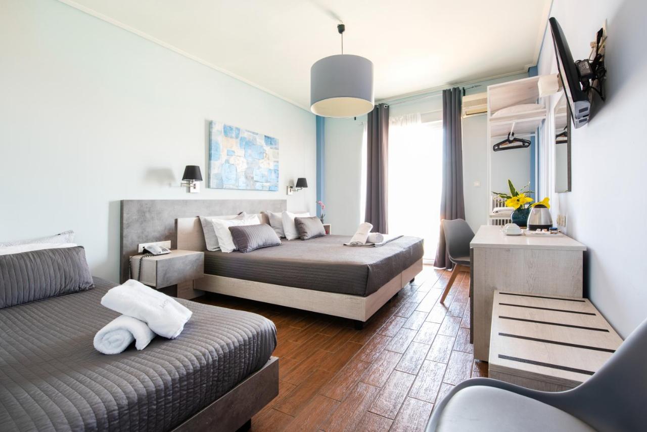 een slaapkamer met twee bedden en een televisie erin. bij Myrto Hotel in Mati